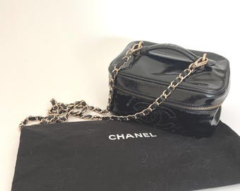 Neceser de charol Chanel con cadena