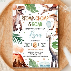 Pode incluir: Convite para festa de aniversário com tema de dinossauros com ilustrações em aquarela. O convite apresenta um T-Rex, um Pterodáctilo e um Brachiosaurus. O texto inclui "Stomp, Chomp & Roar" e detalhes da festa para o 5º aniversário de Ryan.