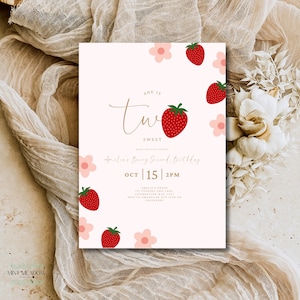 Op de afbeelding: Een lichtroze verjaardagsuitnodiging met aardbeien- en bloemillustraties. De tekst luidt "She is Two Sweet" met de verjaardagsdetails: Amelia's Berry Second Birthday, 15 oktober, 14:00 uur.