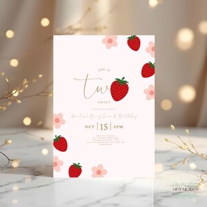Op de afbeelding: Een lichtroze verjaardagsuitnodiging met een aardbeienthema. De tekst luidt "She is Two Sweet" met de datum en tijd van het feest. De uitnodiging is versierd met rode aardbeien en roze bloemen.