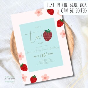 Op de afbeelding: Een roze uitnodiging met een lichtblauw midden, met een aardbeienthema. De uitnodiging luidt "She is Two Sweet" met een aardbeienillustratie. De tekst bevat de datum, tijd en locatie voor een verjaardagsfeest.