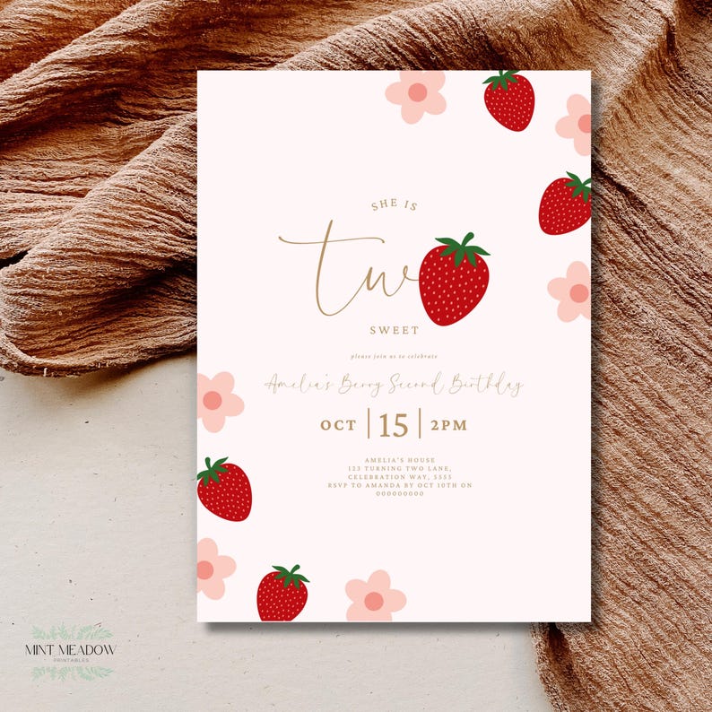 Op de afbeelding: Een lichtroze verjaardagsuitnodiging met aardbeien- en bloemillustraties. De tekst luidt "She is Two Sweet" en "Amelia's Berry Second Birthday" met de datum en tijd.