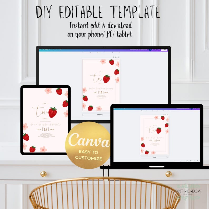 Op de afbeelding: Een digitale sjabloon weergegeven op een laptop, tablet en computerscherm. De sjabloon heeft een aardbei- en bloemenontwerp met de tekst "two". De tekst "DIY EDITABLE TEMPLATE" en "Instant edit & download on your phone/ PC/ tablet" zijn ook zichtbaar.