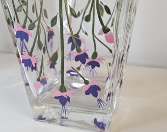 濃い栗色/紫色の花が描かれたヴィンテージの手描き透明ガラス花瓶