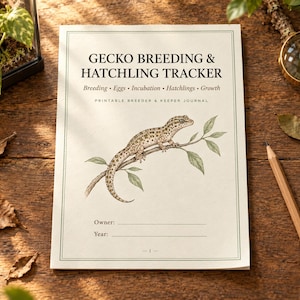 Könnte beinhalten: Ein weißes Papierjournal mit dem Titel GECKO BREEDING & HATCHLING TRACKER und dem Untertitel Breeding, Eggs, Incubation, Hatchlings, Growth sowie Printable Breeder & Keeper Journal. Es zeigt eine zentrale Illustration eines gefleckten Geckos auf einem Ast.