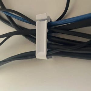 Vergrendelbare kabelclip STL – 3D-afdrukbare draadorganizer voor onder het bureau, veilige kabelhouder voor pc, tv, oplader, installatie thuis en op kantoor