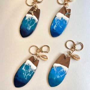 Personalized surfboard ocean keychain l Wood and resin accessories l Engraved gift for surfer, ocean lover