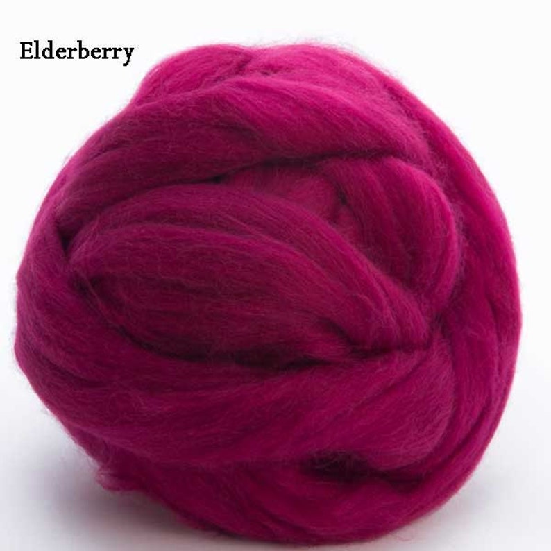 Puede incluir: Una gran bola de lana de color sa&uacute;co. La lana es de un tono magenta intenso, finamente hilada y texturizada. La palabra "Elderberry" est&aacute; impresa en la esquina superior izquierda. Adecuado para varios proyectos de arte textil.