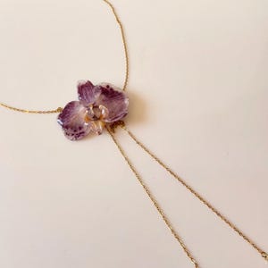 Collar ajustable con orquídea natural real preservada – Joyería botánica hecha a mano
