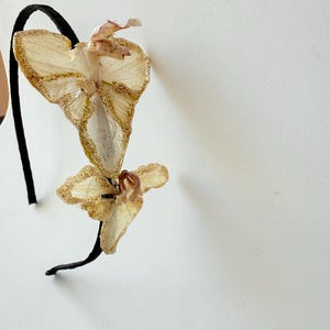 Diadema elegante con dos orquideas naturales bewahrt y detalles dorados – Tocado floral artesanal für eventos, bodas y fiestas