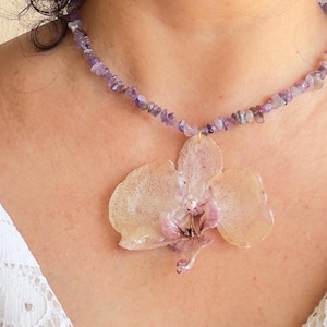 Collar artesanal con orquídea natural real preservada en resina y piedras amatista – Joyería boho chic hecha a mano – Regalo romántico único