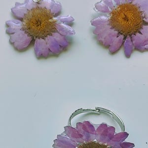 Conjunto de pendientes y anillo de margaritas lila -Hecho a mano con flores Naturales。