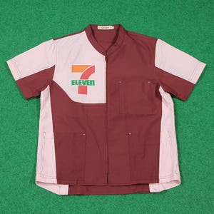 Puede incluir: Una tabla de cortar de madera hecha a mano con acabado natural. La tabla tiene un canal para jugos y un asa. Dimensiones: aproximadamente 45 cm de largo, 30 cm de ancho y 2,5 cm de grosor.