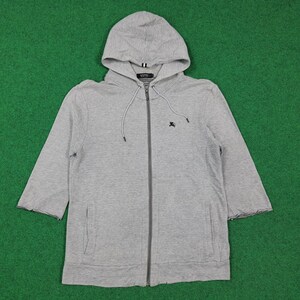 Peut inclure: Un sweat à capuche zippé gris clair avec des manches trois-quarts, une capuche à cordon de serrage et un petit logo noir brodé sur la poitrine gauche. Le vêtement comprend une fermeture éclair frontale et deux poches latérales verticales.