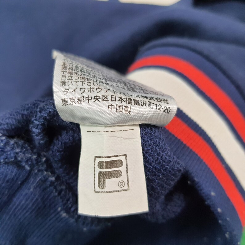 Puede incluir: Un juego de tres tazas de cer&aacute;mica con un acabado mate moteado. Cada taza presenta un color diferente: azul claro, crema y gris. Las tazas tienen un dise&ntilde;o simple y moderno, para caf&eacute; o t&eacute;.