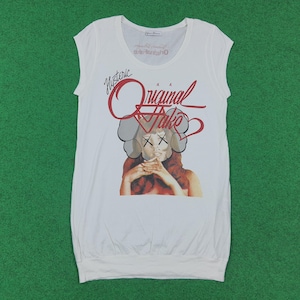 Puede incluir: Una camiseta blanca sin mangas con un estampado gr&aacute;fico de una persona con un tocado gris estilizado y ojos en forma de X. El texto rojo superior dice Hysteric Original Fake. El dise&ntilde;o incluye un contorno de coraz&oacute;n y un dobladillo redondeado.