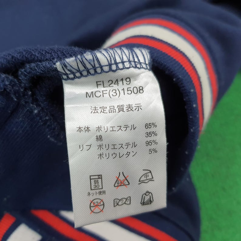 Puede incluir: Un juego de tres tazas de cer&aacute;mica con un acabado mate moteado. Las tazas son de color crema, gris claro y gris oscuro. Cada taza tiene un dise&ntilde;o simple y minimalista y un asa redondeada.