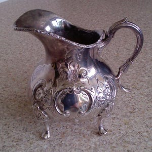 Lechera antigua plateada