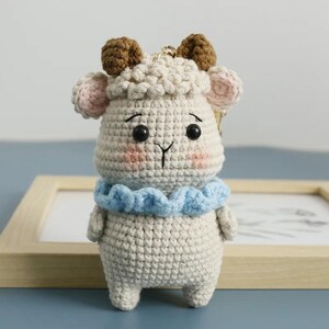 Handgemachter gehäkelter Schlüsselanhänger - Puppe - Plüschig - süsser gestrickter Schlüsselanhänger für Taschen, Geschenke & Autoschlüssel