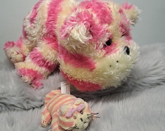 Colección de peluches vintage de Bagpuss • Gato grande de 34 cm (1999) y gatito pequeño (2006) • Peluches nostálgicos de la serie de televisión británica