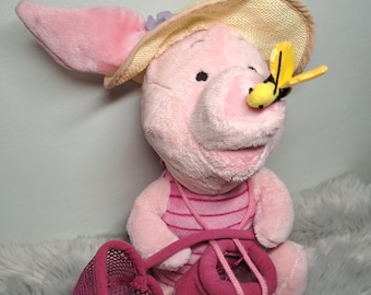 Peluche vintage raro de Piglet de Disney de 40 cm (16 pulgadas) con abeja en la nariz y sombrero de paja, coleccionable de Winnie the Pooh, Piglet cazador de insectos.