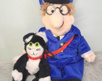Vintage Postman Pat en Jess de Kat pluche speelgoedset, 33 cm Postman Pat (2007) & 15 cm Jess (2017) knuffelset, zeldzaam verzamelobject uit de Britse tekenfilm.