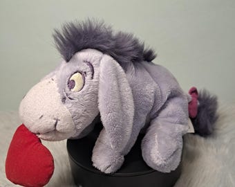 Peluche vintage de Igor de Disney con corazón rojo de 25 cm | Peluche de Igor de la colección Little Scribbles Carte Blanche, juguete coleccionable de Winnie the Pooh