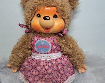 Muñeco vintage de Sekiguchi Puschel Bear de los años 80 | Peluche raro de Monchhichi Friend | Traje original con vestido floral | Juguete japonés para chuparse el dedo