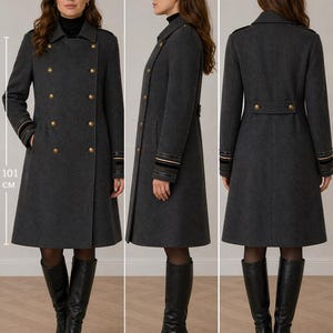 Puede incluir: Un abrigo gris oscuro de doble botonadura con botones dorados y adornos decorativos en las mangas. El abrigo mide 101 cm de largo y se combina con botas negras. El abrigo tiene un diseño clásico de inspiración militar.