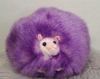 Peluche officielle Universal Studios Harry Potter Pygmée Puff avec son, jouet violet duveteux et couineur du Monde des Sorciers, peluche créature magique