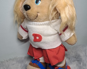 Peluche vintage de Dotty Dog de la colección Get Along Gang de 1984 con patines, de Tomy. Juguete retro de los años 80, en excelente estado. Peluche de animadora patinadora.