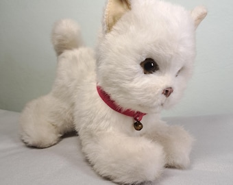 Rare peluche vintage représentant un chaton blanc aux magnifiques yeux noisette. Chat de collection réaliste de 23 cm.