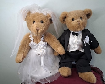 Couple d'ours en peluche de collection pour mariage – Ours d'artistes ayant collaboré sur une robe de perles et strass