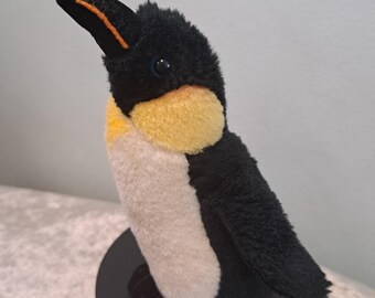 Peluche de pingüino emperador vintage de Ark Toys Premier Collection de 18 cm: peluche realista y coleccionable.