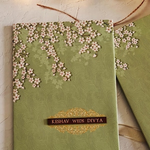 Invito per evento di lusso con copertina rigida – Elegante biglietto verde con inserti – Invito premium personalizzabile con busta
