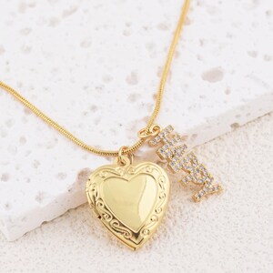 Colar com medalhão de coração em ouro 18K com pingente de letra HAPPY em zircônia cúbica – Pingente de foto em estilo vintage para joias personalizadas de lembrança