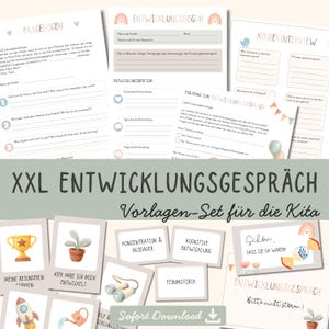 Könnte beinhalten: Ein Set aus druckbaren Vorlagen und Karten für Entwicklungsgespräche in der Kita, mit dem Text XXL ENTWICKLUNGSGESPRÄCH, FRAGEBOGEN, KINDERINTERVIEW sowie verschiedenen Entwicklungsbereichen und Illustrationen von Trophäe, Pflanze und Rakete.