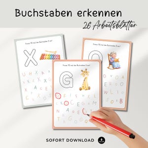 Könnte beinhalten: Drei Arbeitsblätter für Kinder zum Erlernen des Alphabets. Die Arbeitsblätter zeigen große Buchstaben, Illustrationen und den Text "Buchstaben erkennen" und "26 Arbeitsblätter". Eine Hand umkreist einen Buchstaben mit einem roten Stift.