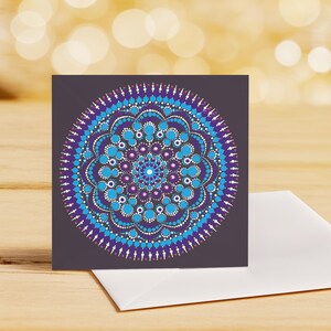 Grande carte de voeux émouvante – 20 x 20 cm | Motif mandala issu de notre collection originale de peintures à pois, avec une citation édifiante.