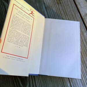 Puede incluir: Primer plano de la portada de una edici&oacute;n "Giant" de la Modern Library de "The Basic Writings of Sigmund Freud" editada por el Dr. A. A. Brill. La portada es azul y blanca con detalles rojos. El t&iacute;tulo est&aacute; en negrita negra y el nombre del autor en una fuente negra m&aacute;s peque&ntilde;a.