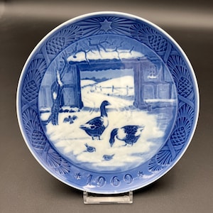 Royal Copenhagen 1969 Christmas, Plate In the Old Farmyard