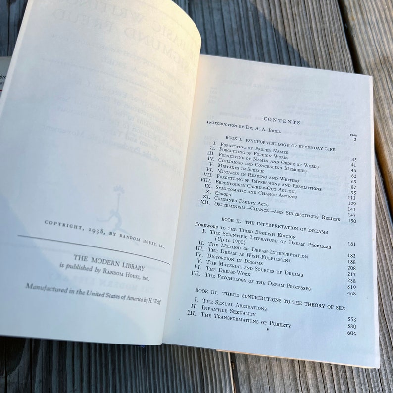 Puede incluir: Un libro vintage titulado "La interpretaci&oacute;n de los sue&ntilde;os" de Sigmund Freud. La portada del libro es blanca con texto negro y una peque&ntilde;a ilustraci&oacute;n de un p&aacute;jaro en vuelo. El libro est&aacute; abierto en la tabla de contenidos, que enumera los diferentes cap&iacute;tulos y secciones del libro.