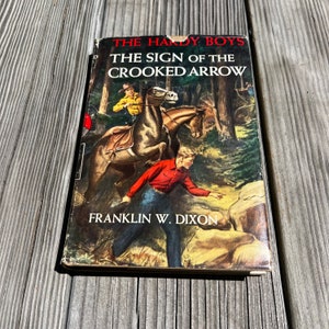 Hardy Boys #28 The Sign of The Crooked Arrow with Dust Jacket