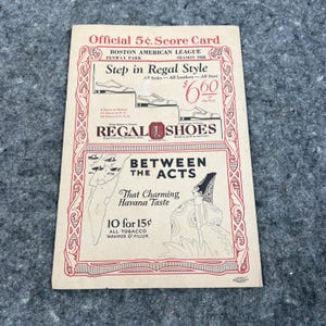 Könnte beinhalten: Vintage Scorecard der Boston American League, Fenway Park, Saison 1926. Enthält Text für "Step in Regal Style" und "Regal Shoes". Enthält eine Werbung für "Between the Acts" Zigarren, mit dem Text "That Charming Havana Taste".