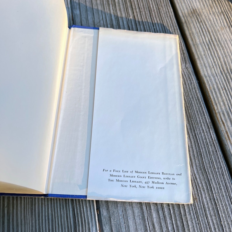 Puede incluir: Un primer plano de la contraportada de un libro. El texto dice: "Para una LISTA GRATUITA de MODERN LIBRARY REGULAR y MODERN LIBRARY GIANT EDITIONS, escriba a THE MODERN LIBRARY, 457 Madison Avenue, New York, New York 10022."