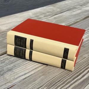 Puede incluir: Juego de tres tazas de cerámica con acabado mate moteado. Las tazas son de color crema, gris claro y gris oscuro. Cada taza tiene un diseño simple y minimalista.