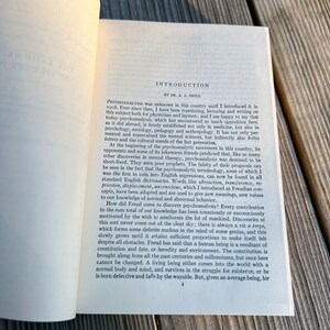 Puede incluir: Un libro antiguo con una portada en blanco y negro. El t&iacute;tulo del libro es "Introducci&oacute;n" y el autor es Dr. A. A. Brill. El libro trata sobre psicoan&aacute;lisis.