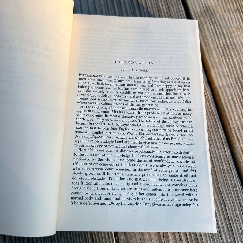 Puede incluir: Un libro antiguo con una portada en blanco y negro. El t&iacute;tulo del libro es "Introducci&oacute;n" y el autor es Dr. A. A. Brill. El libro trata sobre psicoan&aacute;lisis.