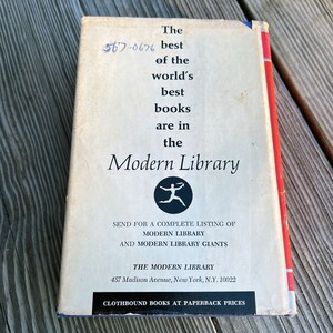 Puede incluir: La contraportada de un libro de bolsillo de Modern Library. El texto dice "The best of the world's best books are in the Modern Library." El logotipo de Modern Library es un c&iacute;rculo negro con una figura de palo blanca corriendo con una lanza. El texto debajo del logotipo dice "Send for a complete listing of Modern Library and Modern Library Giants." El texto en la parte inferior dice "The Modern Library 457 Madison Avenue, New York, N.Y. 10022 Clothbound books at paperback prices."