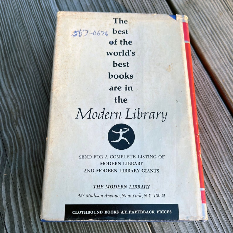 Puede incluir: La contraportada de un libro de bolsillo de Modern Library. El texto dice "The best of the world's best books are in the Modern Library." El logotipo de Modern Library es un c&iacute;rculo negro con una figura de palo blanca corriendo con una lanza. El texto debajo del logotipo dice "Send for a complete listing of Modern Library and Modern Library Giants." El texto en la parte inferior dice "The Modern Library 457 Madison Avenue, New York, N.Y. 10022 Clothbound books at paperback prices."